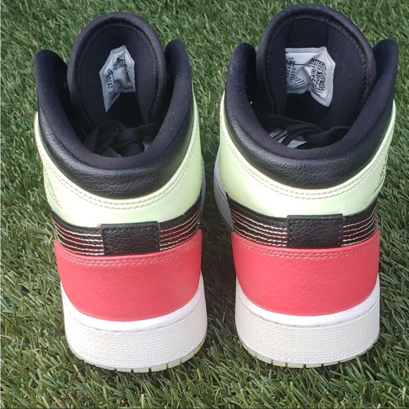 Jordan 1 Mid in great condition. Outsoles glow in dark. Size 5.5Y/7 in women’s. - Picture 6 of 6